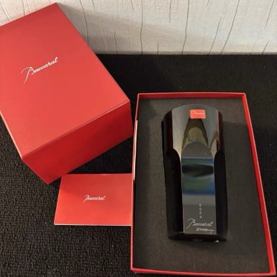 巴卡拉可不是只有红色是最经典的，其实神秘的黑水晶也是Baccarat的杀手锏，只是知道的人少，见过的人更少。原因主要是两点：1.黑色水晶不像其他颜色水晶那么容易上照，所以在不看见实物的情况下，黑色水晶的魅力完全无法展现出来；2.巴卡拉&amp;#34;传统老工艺&a...