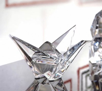 Baccarat作为最昂贵的水晶品牌之一，其水晶家具饰品 (水晶枝形吊灯、水晶壁灯、水晶烛台、水晶酒具) 是美轮美奂的艺术珍品。
—水晶是光的艺术。
大自然中存在着各种各样的光，一旦被吸入Baccarat便光芒四射、纵横交错形成美丽的图案，超越时空震撼着每个人的心灵...