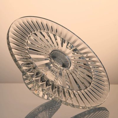 多年来，巴卡拉作为法国皇室及全球名流富豪挚爱的水晶品牌，水晶里的劳斯莱斯，也是享誉全球！
它将格宝眼睛吸住了，用力都别不开?！
	
第一次知道Baccarat还是小时候在干妈家，每次喝水瞥见水杯里的切割面，都能陷入一种有些魔幻感受里。
干妈跟我说这个牌子叫巴卡拉，专...