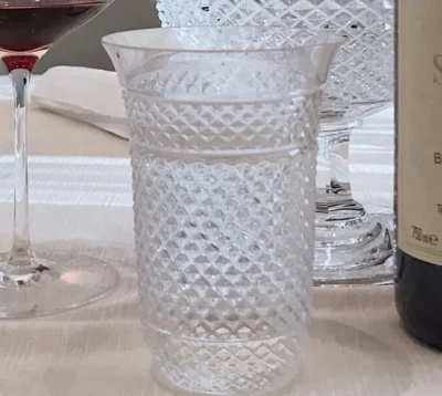 前天去了爱马仕集团旗下著名的水晶品牌saint louis开幕会。
每件作品均经人工吹制、手工切割、雕刻。
实际肉眼可见非常精细的做工很厉害了。像是水一样透明却有着金属一样坚韧的质感