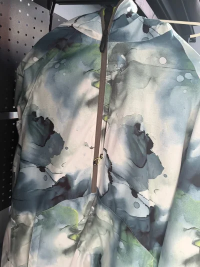 关注了很久 打算反季节购买 等了好久 最后在雪季来临前购买了 邮政很给力到北京一个星期 当然现在缴纳税款是必然的 期待雪季穿上帅气的滑雪服