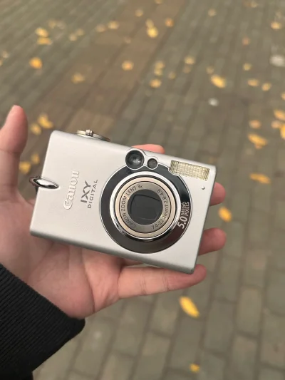 拿到手比想象中更小巧，试拍了几张，500万像素的色彩真的自带胶片滤镜感，开闪光灯拍人像直接梦回千禧年！夜拍开闪光灯氛围感直接拉满，自带的旧照片模式拍出来的图发朋友圈被问爆链接！挖煤姬包装超严实，到手功能全好，这个成色和价格真的血赚！已经把它列入我的随身记录神器了。