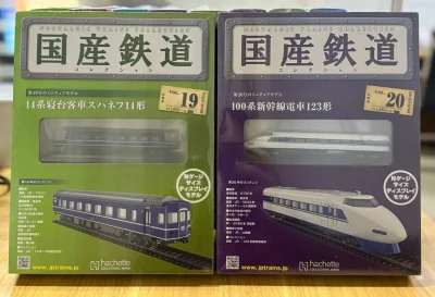 挖煤姬年末好物分享！开箱大丰收十二月的海运包裹稳稳抵达，箱子完好无损超安心！这次战利品直接戳中收藏癖✨ 复古感拉满的铁路火车模型细节绝了，轨道和车厢的做旧质感仿佛能听见鸣笛声；软萌的彼得兔摆件自带治愈buff，小披风造型可爱到心巴；还有精致的昆虫标本，纹路清晰氛围感...