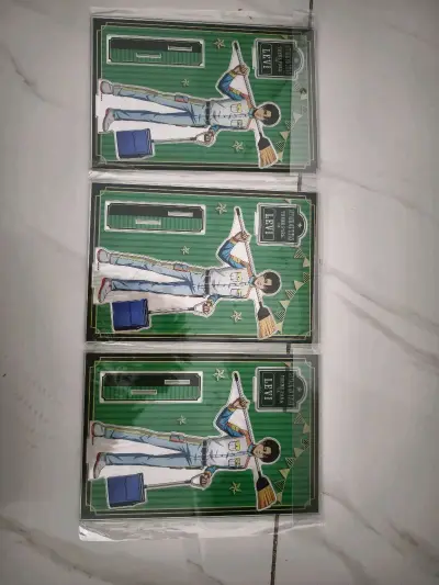 这一次是切的薄樱鬼的相卡和利威尔的立牌，挖煤姬的员工打包的特别好，谷子都平安到达了，这三个谷都是算好价切的了，感谢挖煤姬的秒切帮我抢到好价，并且走的邮政ems路线，物流速度也非常快，箱子特别结实，感觉在挖煤姬切的每一单都会对快递很安心