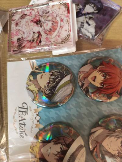 今天又在任意门切了煤，购买了反野人偶以及亥清悠吧唧！走的ems路线，物流速度非常快，从合单发货到收到货到手大概花了6天左右。任意门的包装很好，内有填充气泡膜，安全到手很安心!特别好的体验。