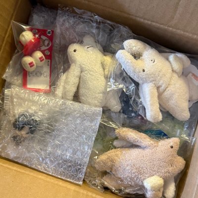 这次是在挖煤姬运回的第二单！走的竹蜻蜓plus很快就到了，切小体积的物品非常划算，包装也很稳固～
这次买了很多杂七杂八的ip，真的非常好买！很多都是第一次见的东西然后觉得很可爱就切了。
首先依旧是给azone切了衣服，再是一些扭蛋类型的挂件、摆件，最后是一些小众玩偶...