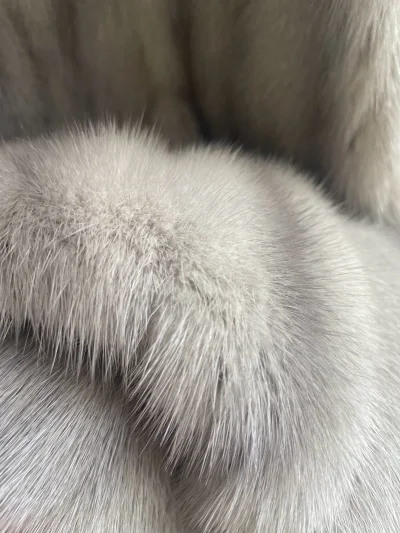 初冬阳光下，这件的银蓝光泽太美了！走动时能听到皮草特有的轻柔沙沙声，面料垂顺不压身。春秋搭衬衫优雅，冬日配大衣贵气。实物比图片惊艳得多，下次还会回购！