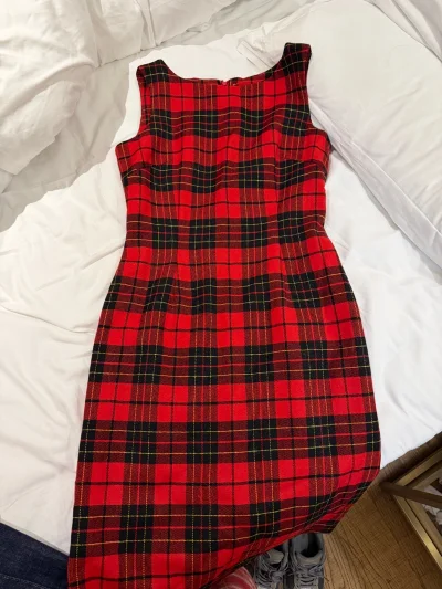 实物到了真的很好看，背心是带有小猫的羊毛背心，格纹裙子的红色很亮眼，非常契合圣诞节，等着圣诞穿出去玩了太可爱了。挖煤姬可以持续信赖，app购物体验很不错