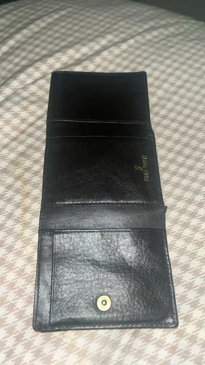 这次在挖煤姬入的YUKI TORII皮质钱包很合心意——皮质摸起来是细腻的软韧感，开合的卡扣顺畅不卡涩，分层设计刚好能把卡和零钱归置清楚，揣在包里也不占地方。顺便带的基础款衣服和帽子也没踩雷：垂感刚好不贴身，帽型软而有型，日常随便搭都不会出错，到手的状态都很干净规整...