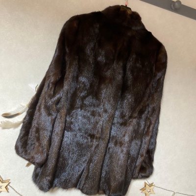 整体看下来非常不错，很值得的，物流也很快，大概一周左右就到了，非常不错，很推荐购买，不管是自己穿还是出二手都不错