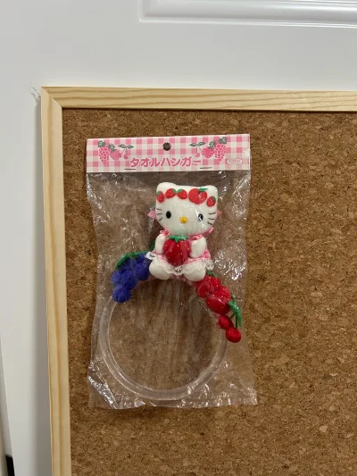 超可爱的草莓毛球kitty毛巾架，全新原包装未拆封的，收到不忍心拆开，最后还是拆了，挂在洗手间好喜欢 可可爱爱的