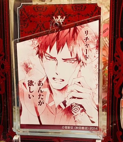 期待已久的谷子终于到了！首先是黑执事cafe的双人限定！特别特别伟大的两张脸！
蔷薇王的亚克力挂件和杯垫也超级漂亮！