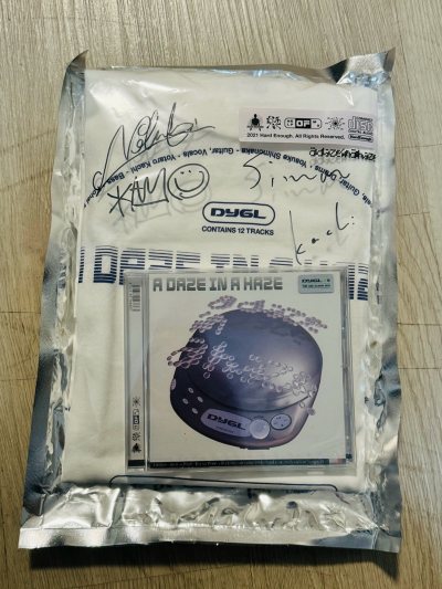 第一单是CD➕tee，材质原因走不了竹蜻蜓，本来觉得EMS好贵，结果拼命叠了积分和送的运费券帮我大省一笔，卡在411g上也正好一单寄出。
速度超快没几天就收到了，包装面单都很完整，里面还有卖家包的泡沫纸，东西状态超好??
还有四张专辑走的竹蜻蜓，开始期待了～