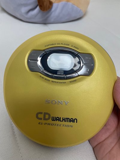 一直在任意门上淘中古物品，这次收到了CD唱片机，奥林巴斯的2.8f的双反，奥林巴斯的太空胶囊的XA2，以及奥林巴斯的om2sp 单反胶片机，最后还有一件上个世纪出口的景德镇薄瓷杯子。