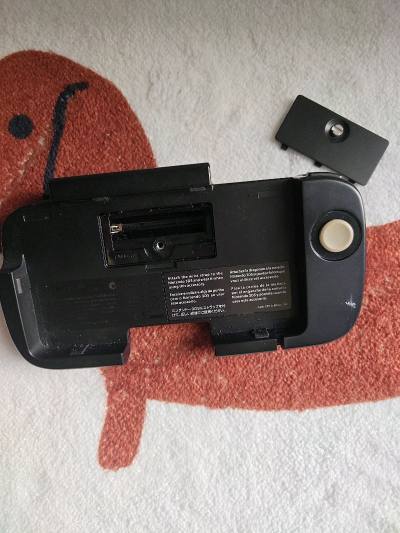 在任意门买过好几次游戏机了，这是第一次买游戏机的配件
这款游戏机的配件主要是用于玩一些有视角调整需求的游戏，适配的是老小三，颜色目前看只有黑色。以前老任没有出白色，真是失策，这个如果是白色就真的更好看。一扣上，游戏机的手感马上就提升很多，他这个是红外线连接的，对我来...