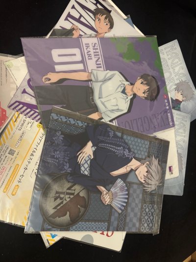 家人们谁懂啊！这款EVA的周边真的挖到宝了✨

钱包的质感超赞，银色皮质摸起来软软的，图案印刷也很清晰，渚薰和真嗣的画面直接戳中我心巴！

还有这个手机挂链，心形吊坠的细节做得特别好，挂在包上或者当钥匙扣都超合适～

整体做工完全超出预期，老粉表示一本满足！