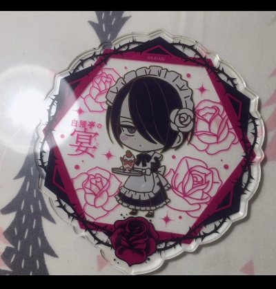 白猪亭的杯垫也是终于买到了！Q版柄图也可爱！白猪亭的吧唧也是蹲了很久！事后才后悔没买这个吧唧，真的很漂亮！