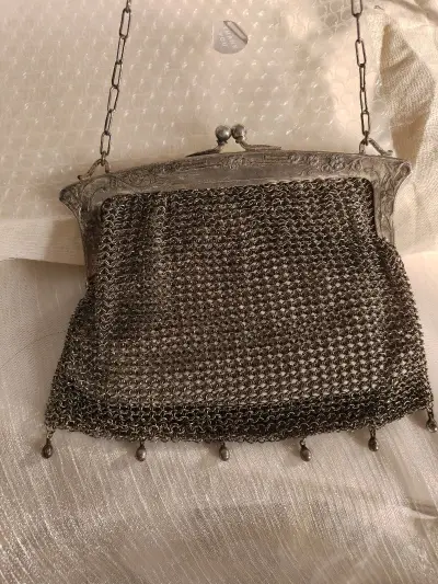 喜欢欧洲古董包很久很久了，奈何没有好价，这次终于被我蹲到了，纯手工制作，100多年历史，精美雕花，银虽有氧化但是时光留下的带着温度的镌刻，好喜欢