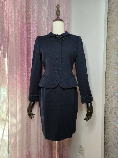 哈喽大家好，这是一期挖煤姬海淘开箱视频，最近汇率下降许多又买了一些古着衣物，这箱是一套正装套装和一件巴宝莉条纹休闲裤，平时衣服都走的海运，这次衣服比较轻走的可追踪小航空，从发货到收货一共用时8天，速度非常快，整体购物体验非常nice，一起来看看我淘的宝贝吧