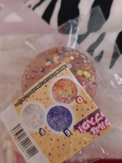 在挖煤机淘的这波日本扭蛋捏捏乐直接戳中我的心巴！先是蓝色青蛙款，软弹到能捏出各种形状，松手瞬间回弹的Q弹劲儿，解压效果比捏泡面还上头；橘子款更是细节控福音，仿真果皮的纹理捏起来带点微阻力，回弹时的“噗叽”声软乎乎的，揣兜里没事捏两下超治愈；亮片球款晃起来是细碎的闪，...