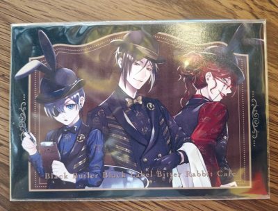 非常貌美的黑执事cafe特典。明信片正比柄图自不必说，一如既往好看。Q版兔子小人也很可爱！亚克力杯垫还很实用。