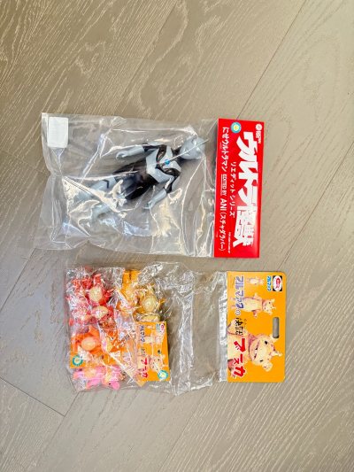 第一百零一单，重新上路。一袋小布斯卡，六个不同颜色的set.还有一个假奥特曼的sofubi看起来都不错，可爱。