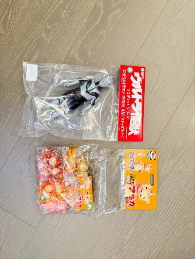 第一百零一单，重新上路。一袋小布斯卡，六个不同颜色的set.还有一个假奥特曼的sofubi看起来都不错，可爱。