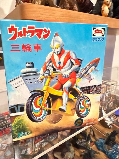 第一百零二单，都是心水的东西。一套含隐藏的奥特名鉴第三弹。一个strange gallery的艾雷王，好大个。还有一个奥特曼自行车，状态都很好。很棒！