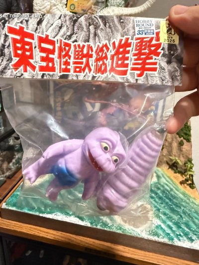 105单购入两个小可爱，一个秋季活动发售的迷你啦与摩斯拉幼虫，非常可爱。还有一个比较稀有的M1号出品的经典一本投。