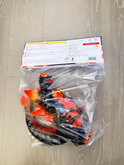 Frog tree出的太空哥斯拉 好大一个 还是部分蓄光材质。整体呈现非常好，超帅。价格也很不错，满意。