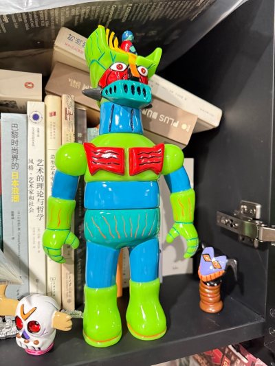 第一百零七单，一个蓄光的kaiju one魔神Z，非常可爱，很多细节。邋遢大叔形象的甲儿以及机械兽的头，都很有设计感