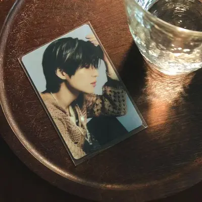 闪闪年初的新单Poet Artist永丰文库特典卡，特别美丽的小民~虽然是已公开的官图，还是被卡面深深吸引住了~傻帽的妆造水准依然在线~橙黄配蓝绿的复古色调也很赞~最后给挖煤姬韩淘点个赞，购物体验超棒~