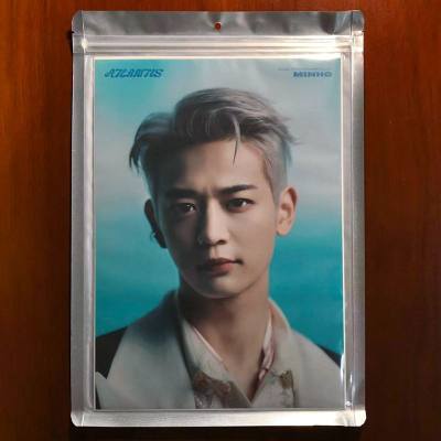 收到了珉豪Atlantis和The Story of Light的A4照片两张，非常满意~讲真豪哥的早期周边还是蛮难找的~特别喜欢豪哥Atlantis时期的银发造型，真的太A了~还有泰民的日巡小照片，又捕获一只炒鸡美丽的小民~最后给挖煤姬点个赞，购物体验超棒~