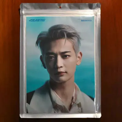 收到了珉豪Atlantis和The Story of Light的A4照片两张，非常满意~讲真豪哥的早期周边还是蛮难找的~特别喜欢豪哥Atlantis时期的银发造型，真的太A了~还有泰民的日巡小照片，又捕获一只炒鸡美丽的小民~最后给挖煤姬点个赞，购物体验超棒~