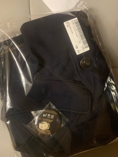 已经使用挖煤姬很久了，这次又给了我一个好价惊喜，本来以为中古里面的吧唧可能有锈，结果保存得很好哈哈，这次走的是小航空，很快很方便，包装得也很严实啊，迫不及待试穿了一下，夏油的尺寸对我来说果然还是有点大，感谢挖煤姬让我与好价邂逅，切煤非常方便的说，之后还有一本绘画集要...