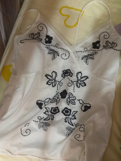 这件viviennetam 的吊带很好看，立马下单了，到手也很喜欢，谭燕玉有些出品真的很不错。
在挖煤姬海淘过很多次了，物流没出过什么大问题，用的很放心！