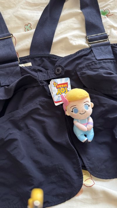 种草这件beamsboy马甲已久，无奈国内断货很久很多假货，来挖煤姬找就找到了~和玩具总动员公仔一起寄回来还能分摊运费不要太美好~~喜欢喜欢