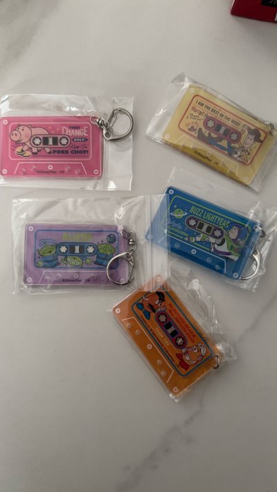 分开了两单发货，也是玩总钥匙扣一整套的一部分，这批是最爱的巴斯和三眼仔！好不容易蹲到好价入的，我爱挖煤姬