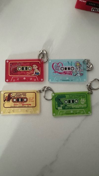 种草了这套玩总钥匙扣已久，国内二手平台根本搜不到，唯有在挖煤姬蹲守，前后蹲守了一个月左右终于好价陆续入齐了一套！非常欣喜！