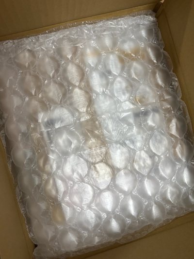 这次东西比较少走了ems空运，包装一如既往的严实，外面垫了泡沫纸，里面的东西都安全收到啦?
这次买的立牌和纸片居多，运送速度也很快！