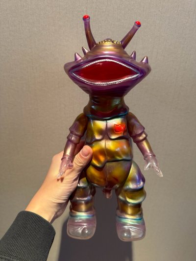 虽然是有点杀马特的配色可是架不住他是450啊，拿到手感觉诡局得刚刚好透喜欢透明的喜欢紫色系包装很结实物流也挺速度