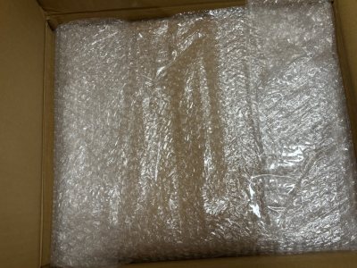 这次连续寄了两个包裹，这箱东西比较少但体积较大，打开以后发现给铺了好几层防撞材料和泡沫纸，包装一如既往的严实?
购入的纸片居多，东西都安全收到啦～