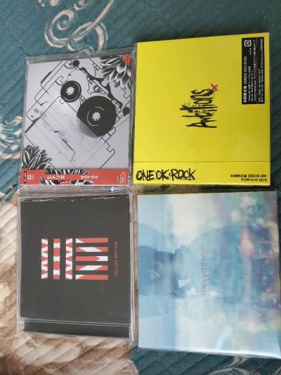这次的开箱，我精选了四张非常重要的专辑：ONE OK ROCK的专辑《35XXXV》[DELUXE EDITION]、展现磅礴野心的《ambitions》初回限定盘，以及ヒトリエ充满能量的《NOTOK》和TK from 凛として時雨细腻而爆裂的《flowering》...