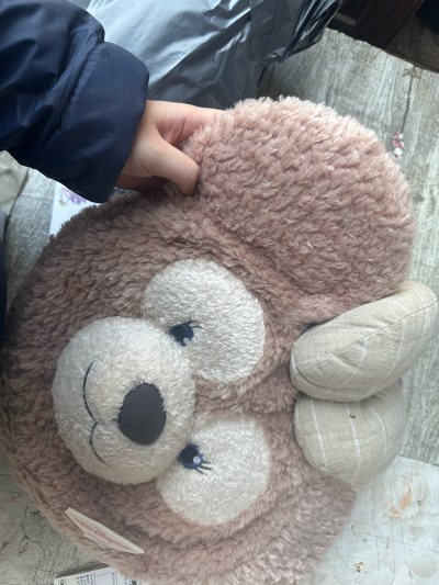 挖煤姬上淘的雪莉玫大脸包终于到手啦！包裹包装得很严实，拿到手完全没压坏~包的毛绒软fufu的，雪莉玫的大脸刺绣超精致，蓝眼睛圆滚滚的巨可爱！容量也很够用，日常装手机、钥匙完全没问题，背出门回头率超高！挖煤姬的物流速度比预期快，包装也很用心，这个雪莉玫包真的越背越喜欢...