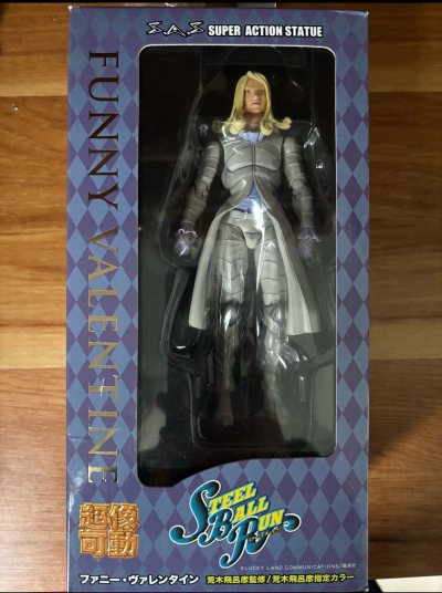 总统气场十足！白色制服漆面平整，金色头发浮雕精致。关节稳固，能稳健支撑披风造型。配件手型披风纹理细腻，替换头雕神情威严。平台入库拍照确认了涂装均匀无瑕疵，加固包装让外盒边角分明。EMS线路8天无税到手，从D4C到披风飘动的瞬间，都还原了“穿越次元”的霸气姿态。