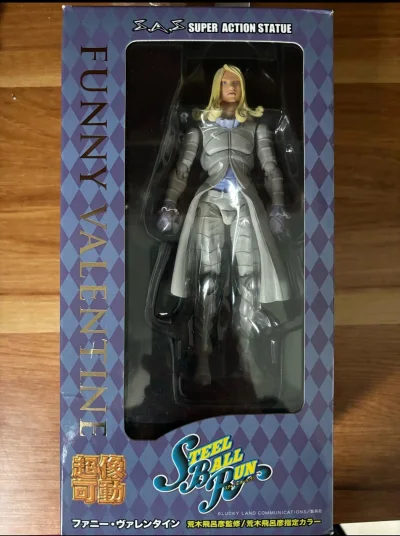 总统气场十足！白色制服漆面平整，金色头发浮雕精致。关节稳固，能稳健支撑披风造型。配件手型披风纹理细腻，替换头雕神情威严。平台入库拍照确认了涂装均匀无瑕疵，加固包装让外盒边角分明。EMS线路8天无税到手，从D4C到披风飘动的瞬间，都还原了“穿越次元”的霸气姿态。