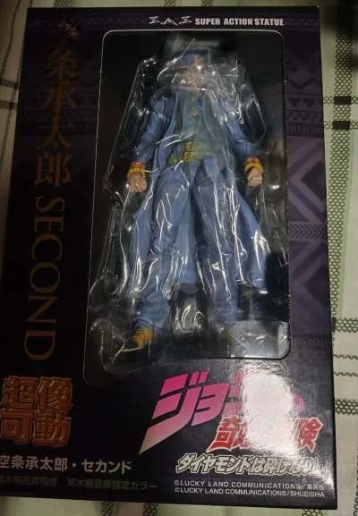 终于收到了这款第四部造型的白衣承太郎。实物主调蓝紫色皮，视觉对比鲜明，象征着其“不灭钻石”时期的成熟与沉稳。关节调校出色，能稳稳再现研究者的从容姿态。

平台服务全程省心，入库拍照让我提前确认了蓝紫色衣装的涂装状况，打包依旧采用了可靠的加固防护。物流选择海运线路，历...