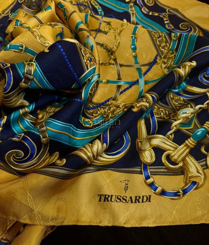 喜欢中古丝巾的独特质感和故事感，但国内中古店选择有限，直到用挖煤姬海淘，才集齐了各种风格的宝藏丝巾，让这些带着时光印记的配饰真正融入日常。

挖煤姬的搜索功能特别强大，不仅能按品牌、年代筛选，还能根据用途查找——想找装饰包包的小方巾就搜“バッグアクセサリー スカーフ...