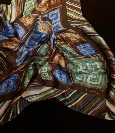 中古丝巾避坑指南,任意门让每笔交易都安心