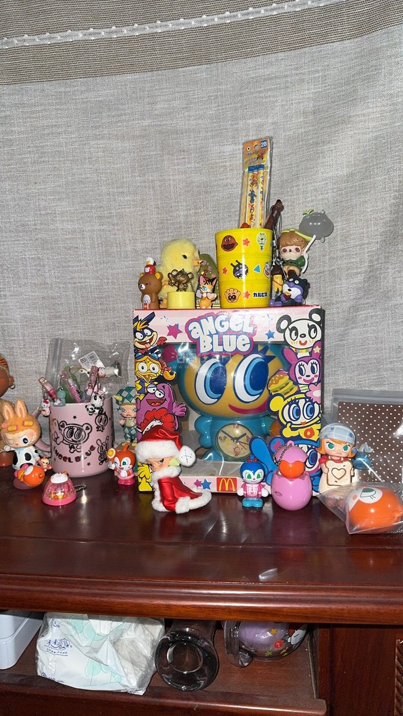 是我嘿嘿～
终于入手了Angelblue×麦当劳的中古联名闹钟！严格意义上讲这是我在挖煤姬下的第一单，拍卖惊喜捡漏，同样成色的价格加上运费也才是国内的一半（国内功能坏的成色不好的也大几百真的吓死我了）真真是给新手入坑的我惊呆了，从此抱紧挖煤姬的大腿好吧
今天拆开功能...